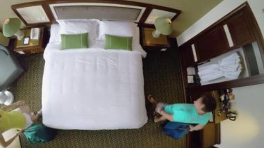 Yukarıdan aşağıya: Neşeli genç newlyweds onların serin Balayı Süiti büyük yatakta üzerinde kalmaktadır. Oynak Kafkas erkek ve kız arkadaşı onların Bagaj odasına getir ve rahat yatak atlamak.