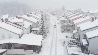 Hava: Araba sürücüleri banliyö mahalle delip geçmiş kış hava zevk çocuklar önde gelen karlı yolda. Uçan Kar üzerinde yol çalışan insanların evlerine banliyöde geçmiş kaplı