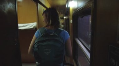 Hoi An, Vietnam, Mart 2017 - Close Up: Genç kadın turist, vietnam'ı geçen gece treninde uyku kabinini buldu. Asya'da sırt çantasıyla gezen kadın, kalkıştan önce uyuyan trene biniyor.