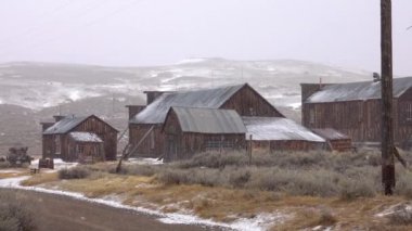Güzel tepeler ve terk edilmiş maden köy engebeli Amerikan Wilderness taze karla kaplı. Pitoresk vahşi batı yavaş yavaş sert kış koşullarında çürüyen kalıntıları.