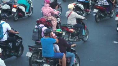 Ho Chi Minh City, Vietnam, Mart 2017 - Close Up: Bir tıkanıklık sırasında yoğun asfalt yolda motosikletlerini aşağı yukarı süren yerliler. Vietnam'da yoğun saatlerde yoğun trafiğin nefes kesen manzarası.