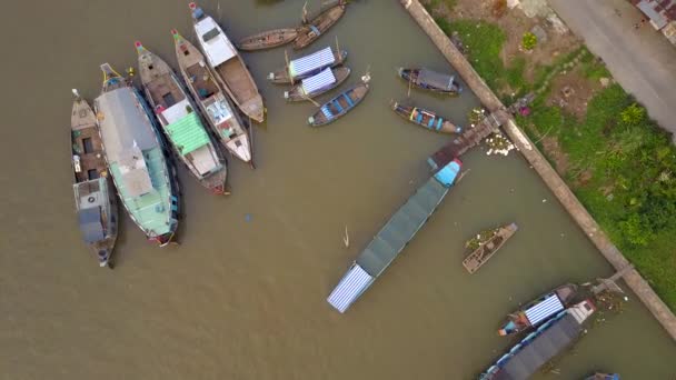 Aerial Top Volando Largo Carretera Rural Pasando Por Los Barcos — Vídeo de stock
