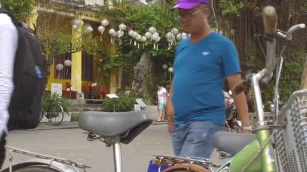 2017年3月 在传统的满月节之前 在海安装饰的街道上观看电影 当地人围坐在一起 驾驶摩托车穿过小镇 — 图库视频影像