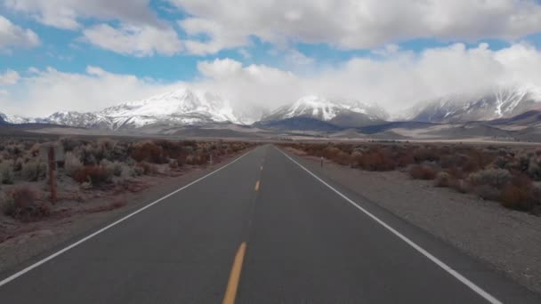 Havadan Bulutlu Bir Günde Muhteşem Rocky Dağlarına Giden Uzun Düz — Stok video