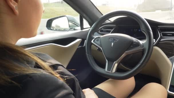 Tesla Car Mars 2018 Fermer Femme Affaires Méconnaissable Profitant Une — Video