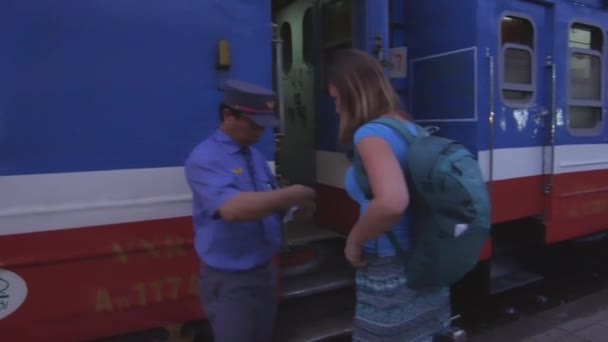 2017年3月 越南海安 女背包客在登上通宵列车之前向当地售票员出示火车票 年轻的高加索女人背着背包穿越美丽的亚洲 — 图库视频影像