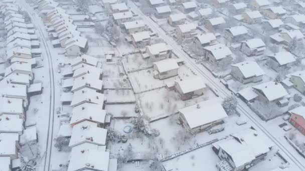 Aerial Vliegen Lege Prive Eigenschappen Buitenwijken Een Idyllische Besneeuwde Winterdag — Stockvideo