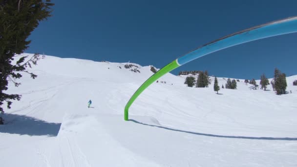 低角度 男子滑雪板滑落在风景优美的滑雪场金属栏杆上 在Squaw Valley拍摄的电影中 一个极端骑手在滑雪板上做了一个很酷的磨练动作 寒假快乐的男人 — 图库视频影像