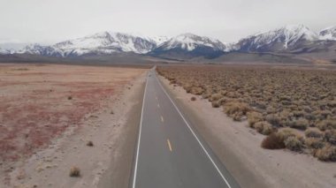 Hava: doğal eyalet sınırı yakınındaki muhteşem Rockies yukarı ve aşağı sürüş araba yukarıda uçan. Güzel Nevada çorak kırsal yoluyla uzun asfalt yol gezinme Rating.