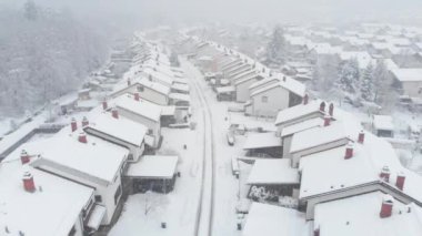 Anteni: tanınmayan kişi onların driveway pastoral banliyö mahallede bir kar fırtınası sırasında kürekle. Boş sokaklarda varoşların yukarıda uçan bozulmamış taze düşmüş karla kaplı.