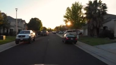 San Francisco, California USA, Ekim 2017 Pov, Lens Flare: San Francisco'nun sakin banliyölerinde manzara dolu akşam sürüşü. Lüks evlerin önünden geçen boş asfalt yolda sürüş. 