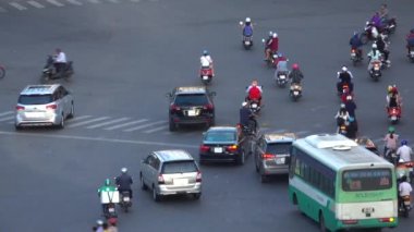 Ho Chi Minh City, Vietnam, Şubat 2017: kaotik acele saat trafik Vietnam büyük bir şehirde yukarıdan atış Cool. Scooter sürme ve kavşaktan arabalar yerel Asya commuters.