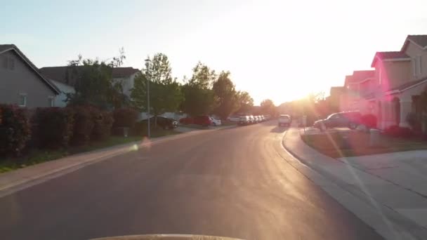 サンフランシスコ カリフォルニア州 2017年10月Pov レンズフレア サンフランシスコの静かな郊外を通って風光明媚な夜のドライブ 豪華な家を走る空のアスファルト道路を運転 — ストック動画