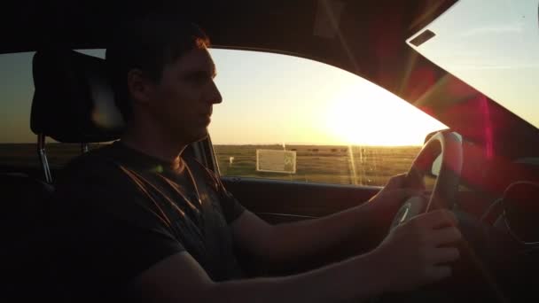 Close Lens Flare Jovem Turista Masculino Dirigindo Seu Carro Passado — Vídeo de Stock