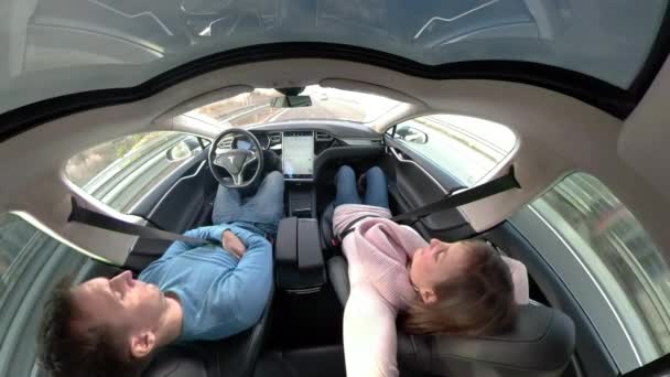 Tesla Autonoma Bil Mars 2018 Närbild Ungt Par Sover Cruisar — Stockvideo