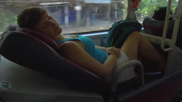 Cerrar Mujer Caucásica Largo Viaje Por Vietnam Durmiendo Cómodo Autobús — Vídeo de stock
