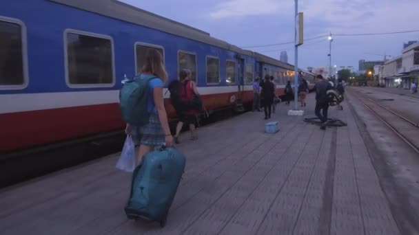 베트남 2017 인식할 플랫폼과 출발을 기다리는 그녀의 가방을 열차를 하려고 — 비디오