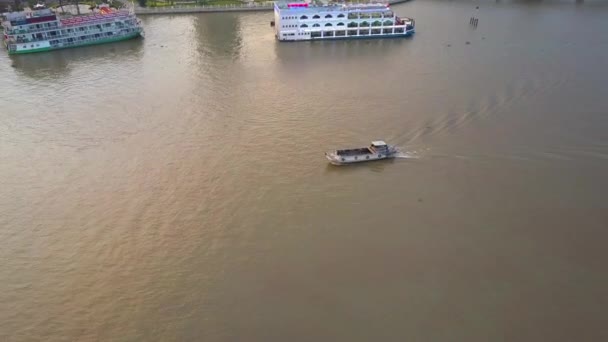 Aerial Empty Barco Turístico Cruzando Longo Rio Calmo Poluído Vietnã — Vídeo de Stock