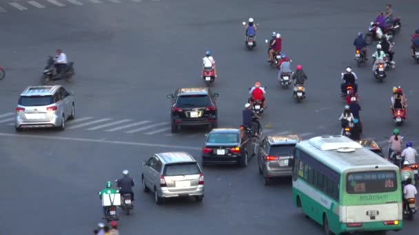 越南胡志明市 2017年3月 越南一个大城市混乱的高峰时段交通上方的清凉拍摄 当地亚洲上班族骑摩托车和驾驶汽车通过路口 — 图库视频影像