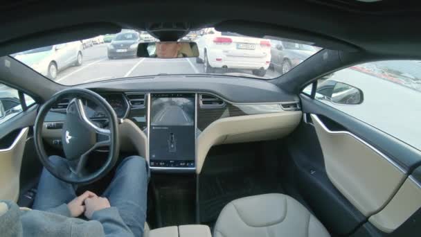 Tesla Autonomous Car Marzo 2018 Chiusura Giovane Caucasico Siede Osserva — Video Stock