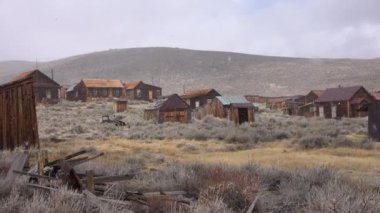 Soğuk kış hava Sierra Nevada bir terk edilmiş maden kasabası üzerinde toplar. Ismarlayarak soğuk kış ilk kar yağışı ayrışma pastoral ahşap hayalet kasaba. Güzel vahşi