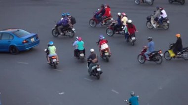 Ho Chi Minh City, Vietnam, Mart 2017: Motosikletli yerliler Vietnam'ın büyük metropol kentindeki yoğun kavşakta geziyor. Ho Chi Minh kaotik trafik yukarıdan Serin görünümü.