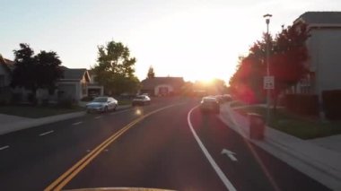 San Francisco, California USA, Ekim 2017 Pov, Lens Flare: San Francisco'nun sakin banliyölerinde manzara dolu akşam sürüşü. Lüks evlerin önünden geçen boş asfalt yolda sürüş. 