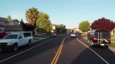 San Francisco, California USA, Ekim 2017 Pov, Lens Flare: San Francisco'nun sakin banliyölerinde manzara dolu akşam sürüşü. Lüks evlerin önünden geçen boş asfalt yolda sürüş. 