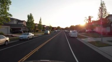 San Francisco, California USA, Ekim 2017 Pov, Lens Flare: San Francisco'nun sakin banliyölerinde manzara dolu akşam sürüşü. Lüks evlerin önünden geçen boş asfalt yolda sürüş. 