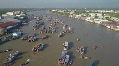 Hava: Pastoral Can Tho ünlü Vietnam yüzen pazar üzerinde uçan. Vietnam'da karanlık nehir tarafından kırsal bir manzara ve sahil köyü pitoresk görünümü. Doğal demirli ahşap tekneler.