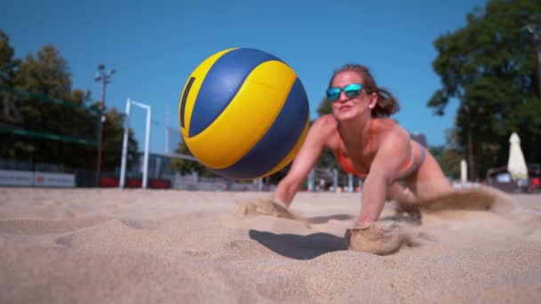 Slow Motion Close Dof Młoda Kaukaska Kobieta Nurkuje Piłki Podczas — Wideo stockowe