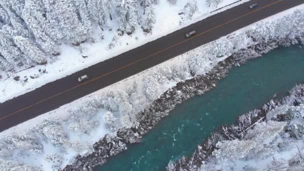 Aerial Góry Dół Samochody Turystyczne Jazdy Dół Malowniczej Drogi Asfaltowej — Wideo stockowe