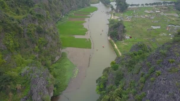 Aerial Flying High People Paddling Boats Scenic River Breathtaking Vietnam — Stock Video