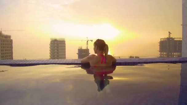 Fechar Relaxado Viajante Feminino Assistindo Belo Pôr Sol Exótico Uma — Vídeo de Stock