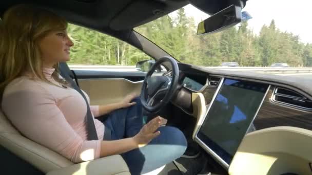 Close Vrolijke Blanke Vrouw Die Haar Coole Autonome Auto Danst — Stockvideo