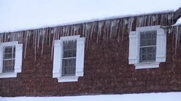 Cerrar Tormenta Nieve Intensa Furiosa Fuera Una Casa Cubierta Nieve — Vídeo de stock