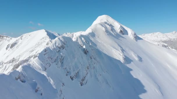 Κεραία Κινηματογραφικό Πλάνο Του Μια Μεγαλοπρεπή Χιονισμένο Βουνό Κορυφογραμμή Στις — Αρχείο Βίντεο