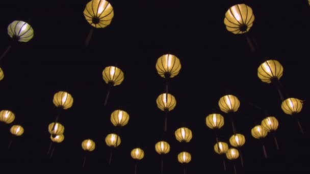 クローズ アップ 美しい装飾的なランタンの点灯を満月のお祝いに 驚くべき紙ライトは 古代ベトナムお祝い時に暗い夜に明るく輝きます クールなランプが通りを照らす — ストック動画
