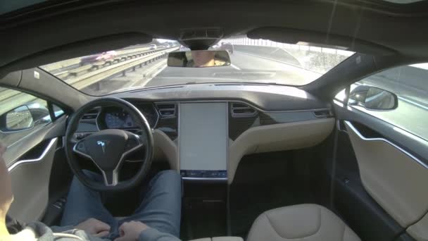 特斯拉自动驾驶汽车 2018年3月 放松的人通勤在高速公路上工作 在一个创新的自动驾驶汽车 年轻的男性司机不转向很酷的豪华车设置自动驾驶仪 — 图库视频影像