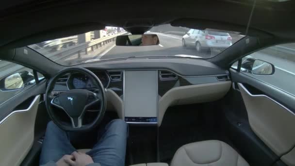 Tesla Autonoma Bil Mars 2018 Närbild Sorglös Ung Man Sover — Stockvideo