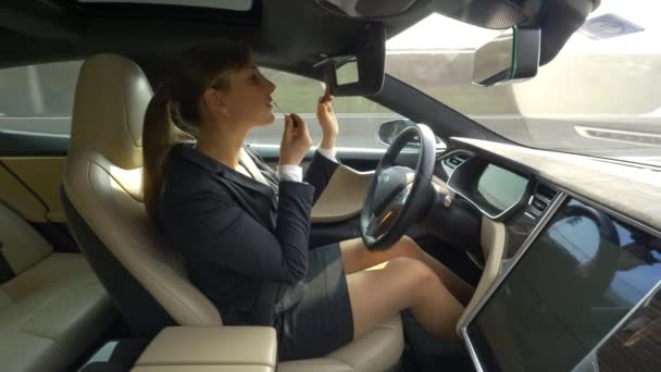 Autonomous Tesla Car Marzo 2018 Chiudi Donna Caucasica Ben Vestita — Video Stock