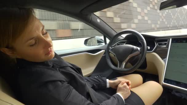 Närbild Kaukasiska Affärskvinna Sova Som Den Autonoma Bilen Kör Hennes — Stockvideo