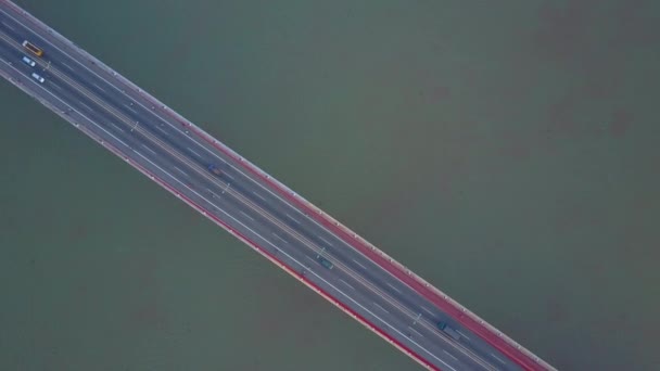 Aerial Top Voando Acima Uma Ponte Rodoviária Movimentada Atravessando Rio — Vídeo de Stock