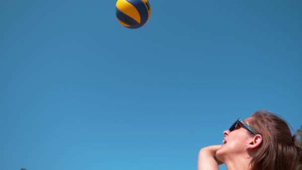 Slow Motion Close Young Caucasian Woman Wearing Sunglasses Serves Ball — Stock Video