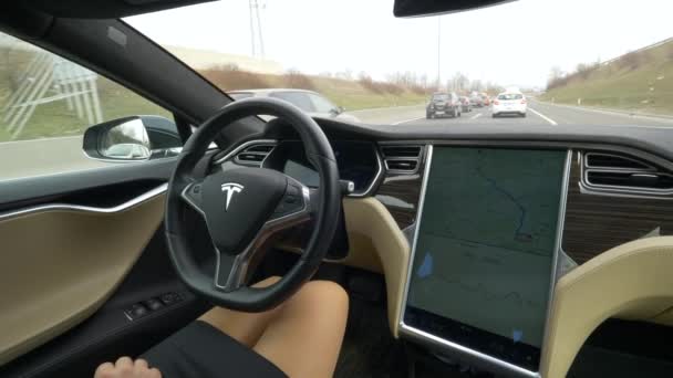 Αυτόνομη Tesla Αυτοκίνητο Μαρτίου 2018 Close Αγνώριστος Νεαρή Γυναίκα Ανταλάξω — Αρχείο Βίντεο