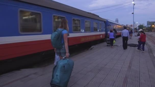 Hoi Vietnam Marzo 2017 Joven Viajera Caminando Largo Del Tren — Vídeos de Stock