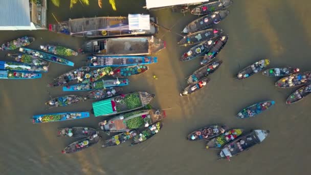 Aerial Top Captura Cinematográfica Personas Mercado Flotante Una Velada Escénica — Vídeos de Stock