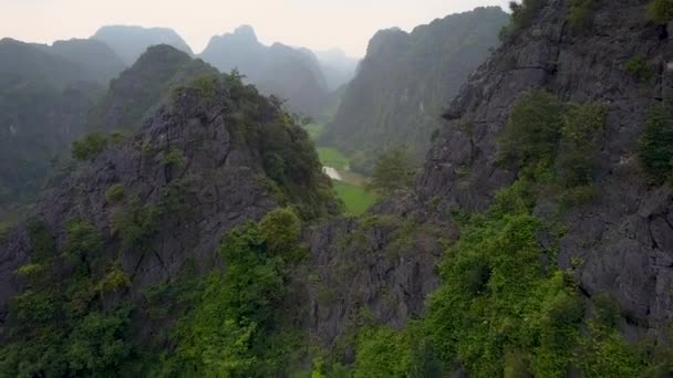 Drone Large Murky River Flowing Rice Paddies Spectacular Cliffs Lush — Stock Video