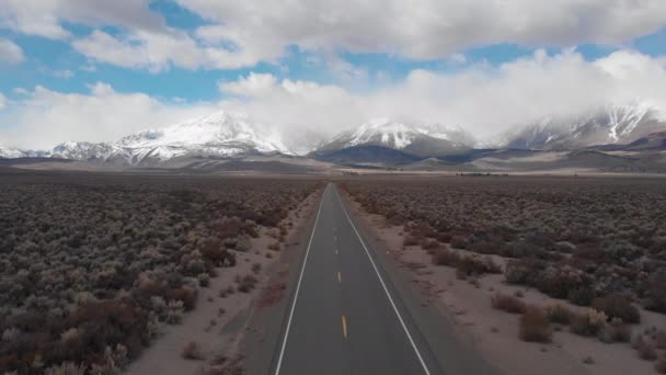 Aerial Spectaculair Uitzicht Majestueuze Rockies Lege Asfalt Snelweg Leidt Door — Stockvideo