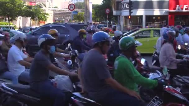 Chi Minh City Vietnam Marzo 2017 Innumerables Motocicletas Coches Recorren — Vídeo de stock